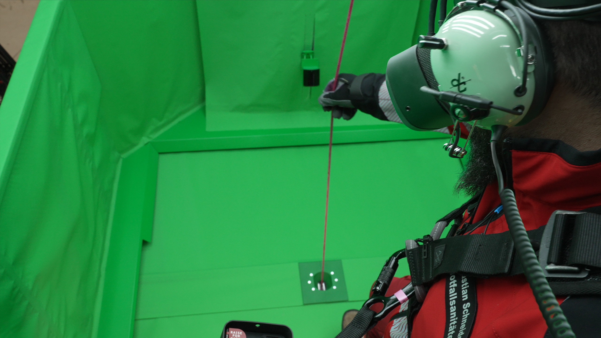 Over the shoulder hoistAR